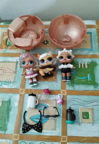 3 MUÑECAS LOL SURPRISE Y ACCESORIOS.