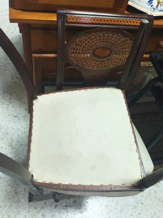 4 Sillas de caoba con asiento de mimbre