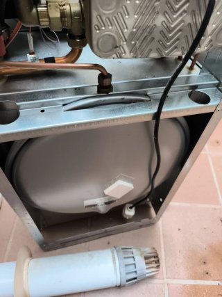 ESCUCHO OFERTAS. Caldera de gas Hermann blanca