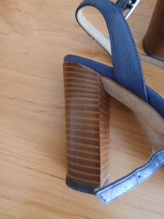 Zapatos UNISA tacon ancho azul.9cm de tacon.