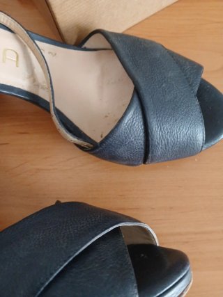 Zapatos UNISA tacon ancho azul.9cm de tacon.