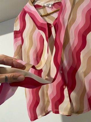 Camisa con lazada y estampado wavy