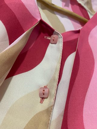 Camisa con lazada y estampado wavy