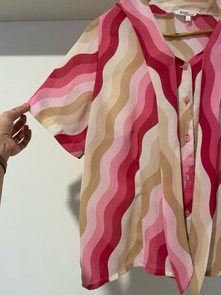 Camisa con lazada y estampado wavy