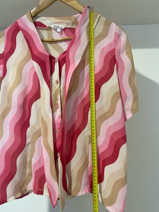 Camisa con lazada y estampado wavy