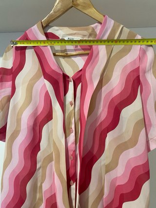 Camisa con lazada y estampado wavy