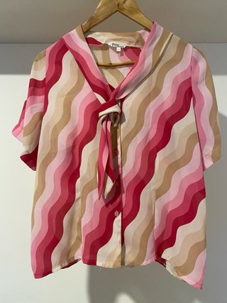 Camisa con lazada y estampado wavy
