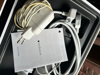 Cargador MacBook Air y Ratón Apple