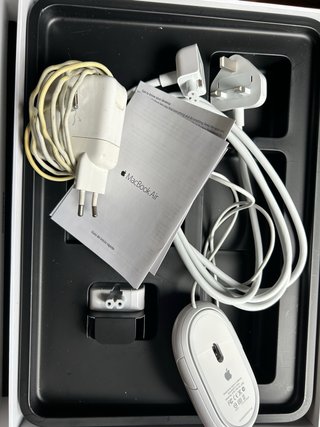 Cargador MacBook Air y Ratón Apple