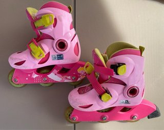 Dos pares patines + cascos