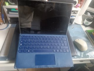 Microsoft Surface Pro 4 con caricatore