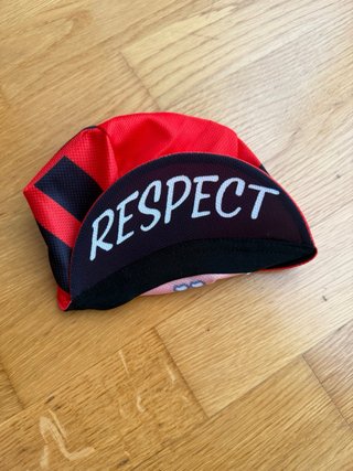 Gorra ciclista bajo casco