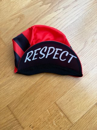 Gorra ciclista bajo casco