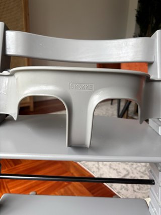 Trona Stokke gris con bandeja y adaptadores