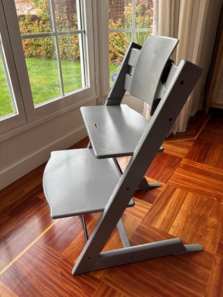 Trona Stokke gris con bandeja y adaptadores