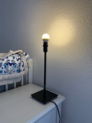 Lámpara de mesa moderna con bombilla LED