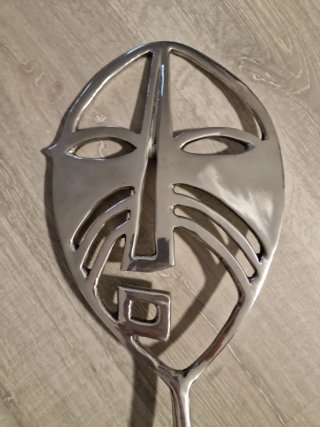 Adorno de metal plateado