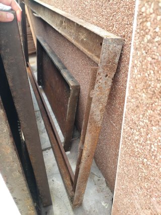 Placas y puerta antiokupación