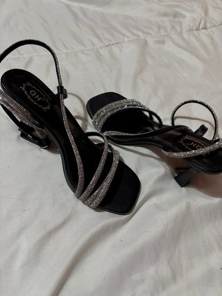 Tacones QH negros con pedrería