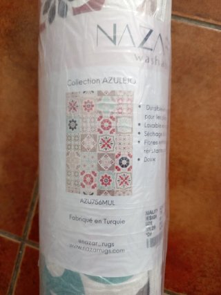 Alfombra estilo azulejo beige y rojo