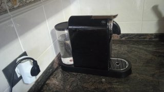 Cafetera Nespresso Delonghi Negra