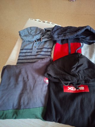 Lote de ropa chico tallas M-L, jerseys, camisetas.