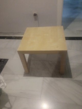 Mesa baja de madera Ikea color beige