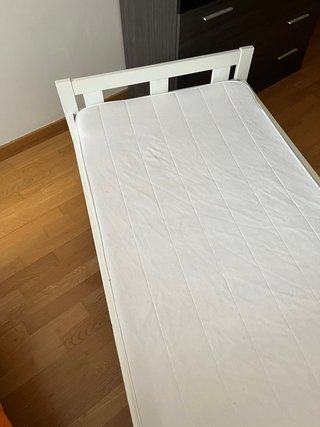 Cama infantil blanca de madera