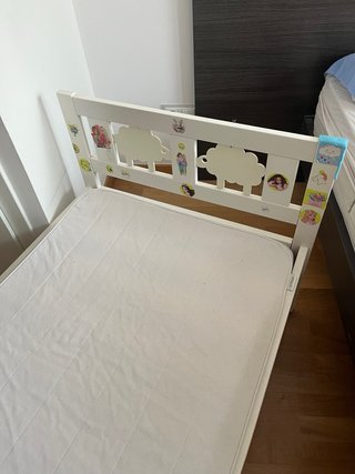 Cama infantil blanca de madera