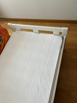 Cama infantil blanca de madera