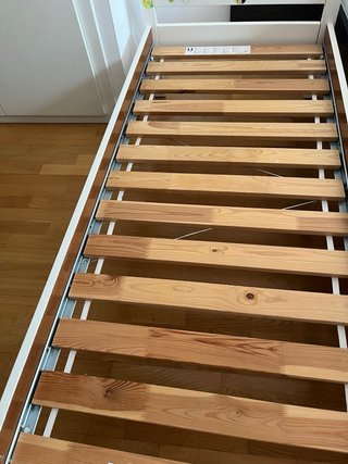 Cama infantil blanca de madera
