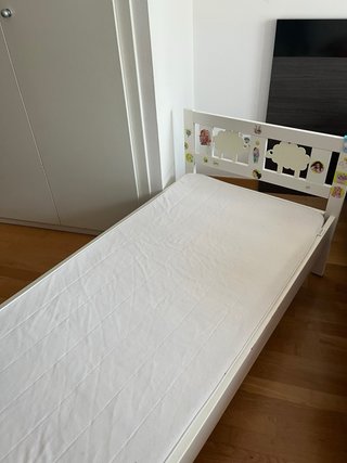 Cama infantil blanca de madera