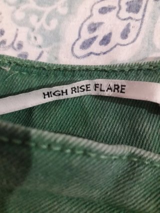 Pantalón verde de campana