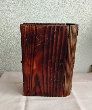 Joyero de madera con detalles metálicos