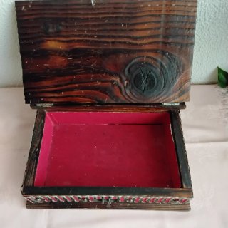 Joyero de madera con detalles metálicos
