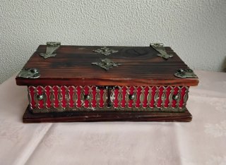 Joyero de madera con detalles metálicos