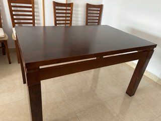 Mesa de comedor de madera