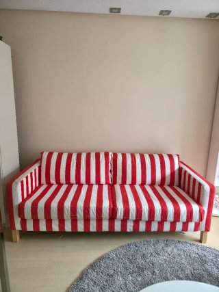 Sofá Ikea Rayas Rojas y Blancas