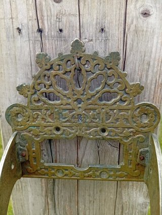 Portarrollos in rame antico con design intricato ed elegante