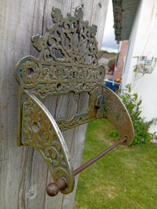 Portarrollos in rame antico con design intricato ed elegante