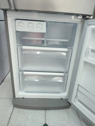 Nevera combi marca LG plateada 200/60cm A+ garanti