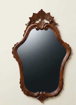 Specchio con cornice in legno intagliato