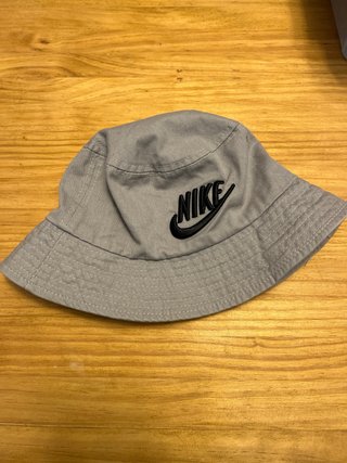 Gorro bucket Nike gris