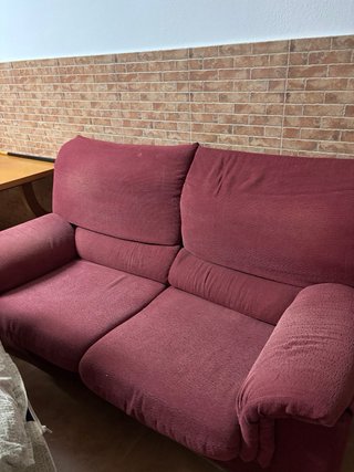 Tres sillones, 2 de tela beige y 1 rojo