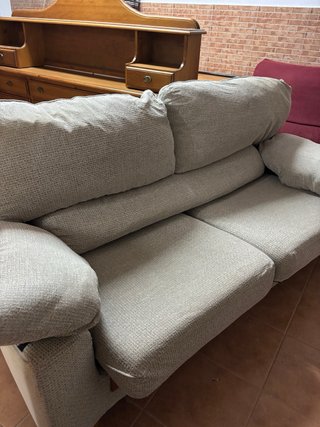 Tres sillones, 2 de tela beige y 1 rojo