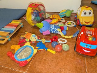 Asiento, mesa bebé, y juguetes