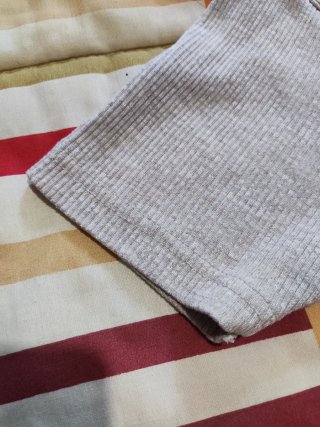 Camiseta canalé con detalle trenzado