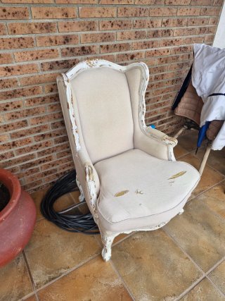 Sillón de tela y madera para restaurar