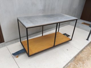 Mesa de hierro, madera y tapa de acero inoxidaboe