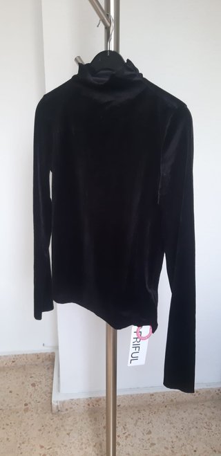 Jersey de terciopelo con cuello alto pero no aprie